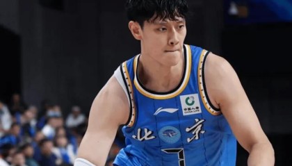 开云下载-曾凡博醒不了了？无持球+三分罚球效率低下，末节仍在持续犯错！