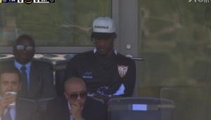 镜头给到看台,NBA球星吉米-巴特勒现身观战巴黎