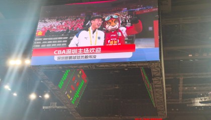 开云娱乐-足篮联动，戴伟浚现场观战深圳男篮主场比赛