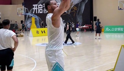 这就是历史第一射🔥库里中国行三分训练站在边线上25连中