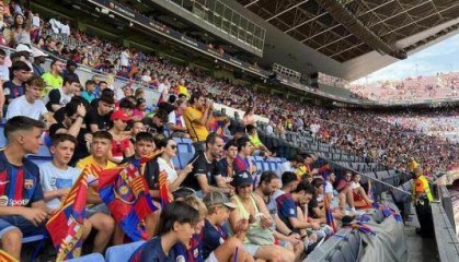 巴萨为莱万举办加盟亮相仪式 超5万球迷入场